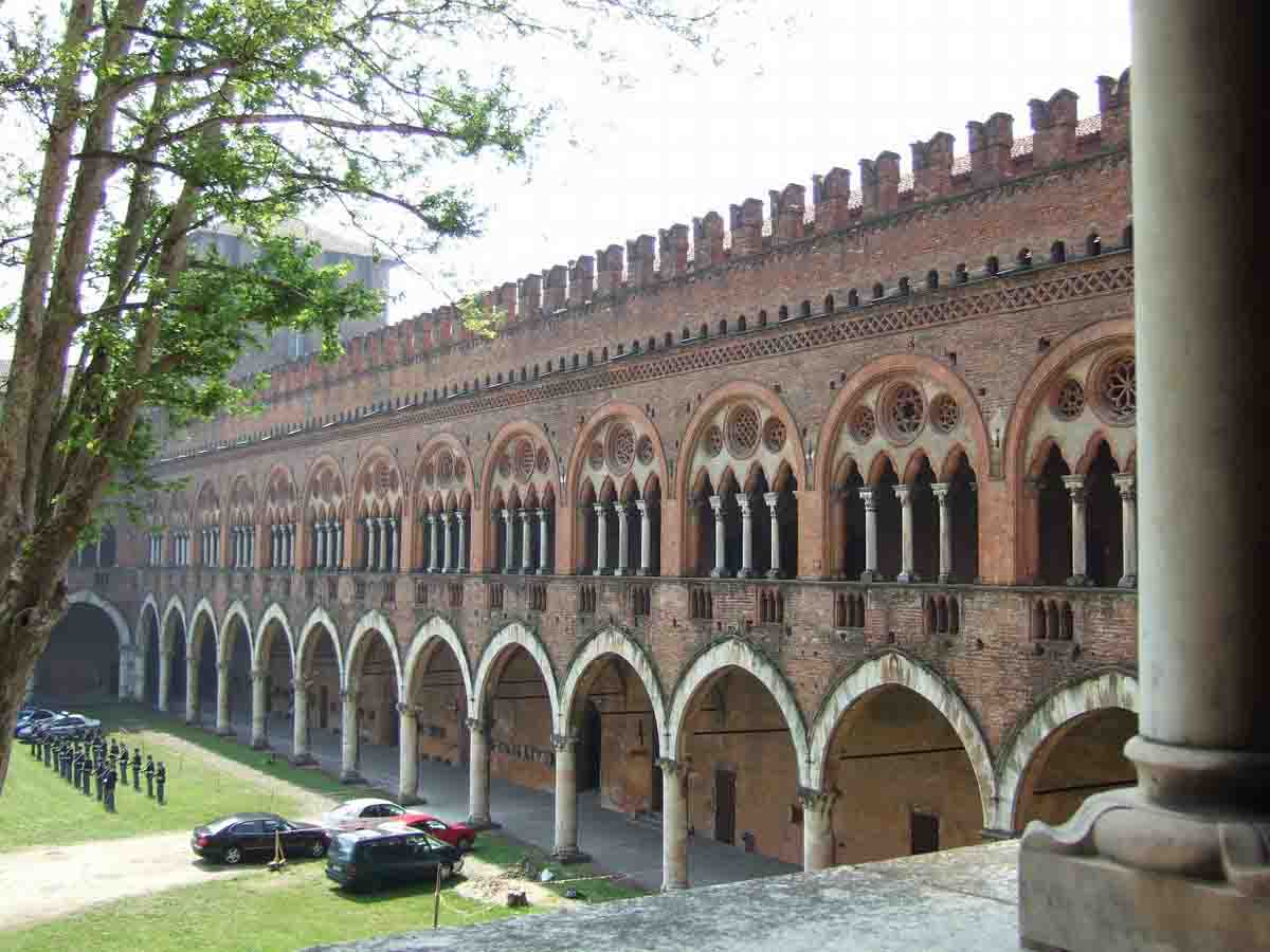 Castello Visconteo (Visconti Kalesi) - Pavia'da Gezilecek Yerler