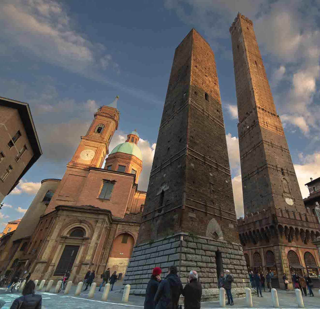 Due Torri (İki Kule) - Bologna Şehri Gezilecek Yerler Nelerdir?