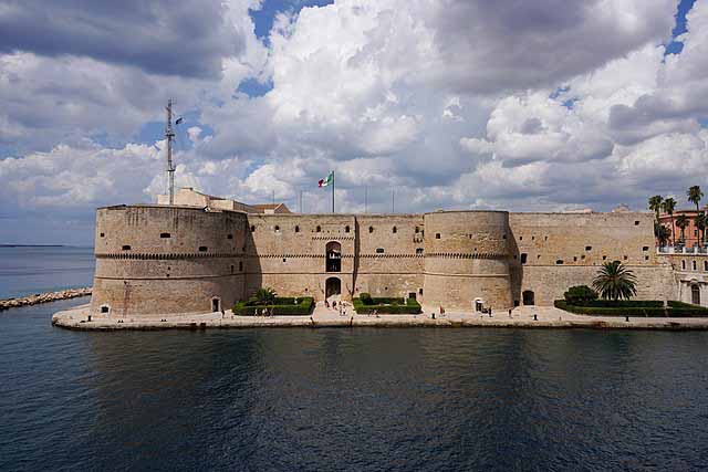 Castello Aragonese (Aragonese Kalesi) | İtalya'da Tarihi Kaleler
